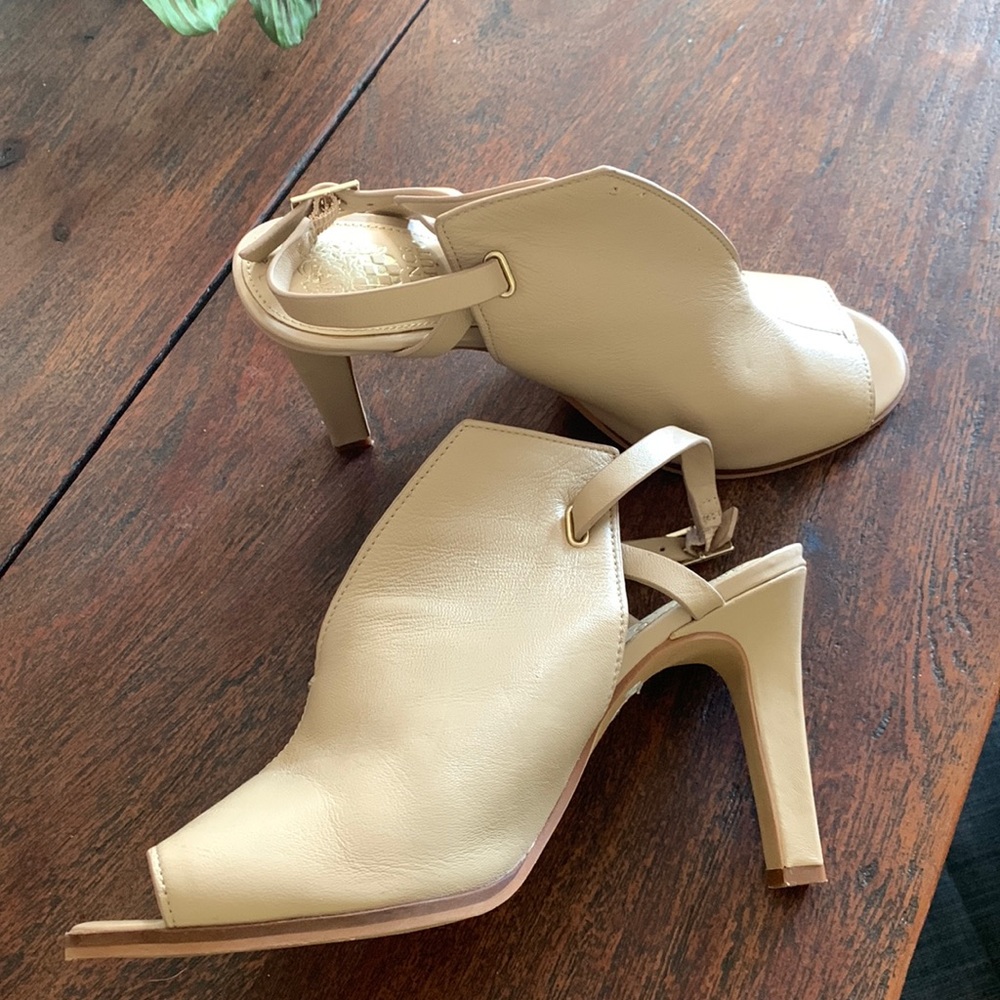 Vince Camuto Neveah Beige Leather Heel Peep Toe Sandals size 8.5 heels like new